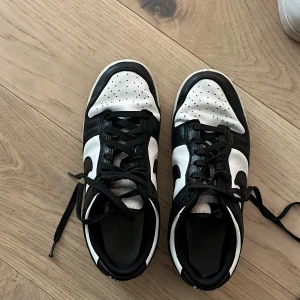 Nike Dunk Low Retro - Nike Dunks Low retro, black and white. Svartvita. 