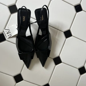 Oanvända klackar från Zara - Helt oanvända klackskor från Zara. Storlek 39, har tagit av prislappen men dom är helt oanvända! 🫶🏼