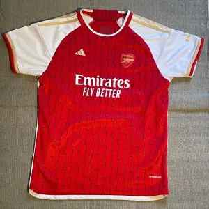 Säljer min Arsenal tröja då jag har växt ut den, använd ett fåtal gånger. Köpt på adidas hemsida för 829kr. Storlek S men passar även xs. Priset kan diskuteras.