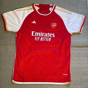 Arsenal tröja - Säljer min Arsenal tröja då jag har växt ut den, använd ett fåtal gånger. Nypris 829kr. Storlek S men passar även xs. Priset kan diskuteras.