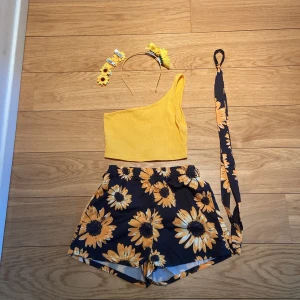 Solros 🌻 utklädnad för barn -  en rolig solros utklädnad för barn allt är från tjejen tyvärr men bra om man ska ha en hel outfit som en solros.