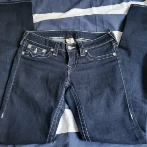 Intresse koll på minaLågmidjade True Religion jeans, som är i ny sick använda 1, 2 gånger💓 det är storlek 29 i midajn men passar till 28 och 30, dom har världens finaste fickor och är lite raka i modellen, skriv vid intresse💓tryck ej på köp nu direkt