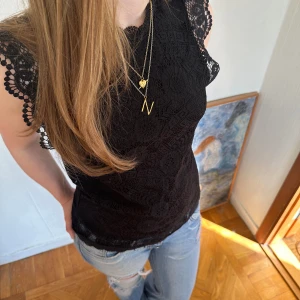 svart spets topp - svart spetstopp från pieces i storlek XS. använd ett fåtal gånger men fortfarande i utmärkt skick! knäppning i ryggen. skriv för fler bilder/frågor!