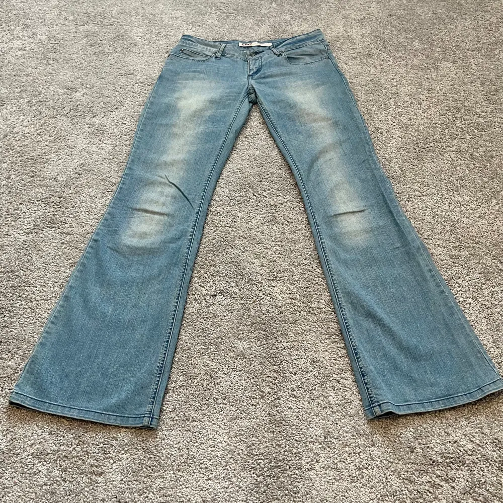 Inga bilder för att de är för små men fråga gärna om yttligare mått. 💙 Så fina och populära Only jeans! Midjemått: 76 cm (omkrets) 💙 Innerbenslängd: 81 cm💙Benöppning: 24 cm💙Midjehöjd: 18 cm💙Lite stretch.. Jeans & Byxor.