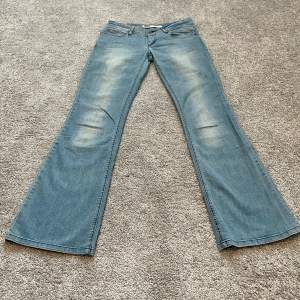 Inga bilder för att de är för små men fråga gärna om yttligare mått. 💙 Så fina och populära Only jeans! Midjemått: 76 cm (omkrets) 💙 Innerbenslängd: 81 cm💙Benöppning: 24 cm💙Midjehöjd: 18 cm💙Lite stretch.