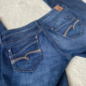 Säljer dessa supersnygga jeans i fint skick, inga defekter! Lågmidjade och bootcut med detaljer på fickorna! Innerbenslängd: 81 cm Midjemått rakt över: 40 cm (med stretch) Kontakta mig för fler bilder eller vid intresse❣️ PRIS KAN DISKUTERAS!! 