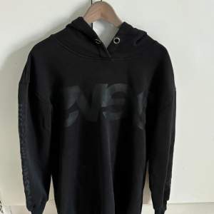 Säljer denna Svea Hoodie i svart färg med svart Svea tryck. Just denna tröja är i stl Medium men jag har en likadan i L om större storlek önskas. Knappt  använd 
