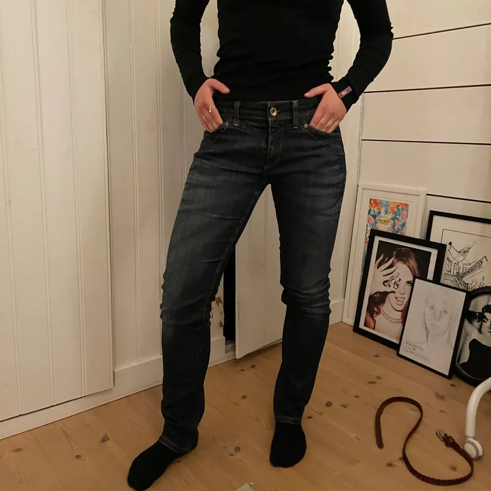 Säljer ett par snygga lågmidjade jeans😽 Midjemått är 40cm Innerbenlängd är 78cm❤️. Jeans & Byxor.