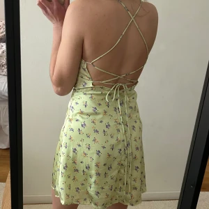 Klänning - Jätte söt klänning ifrån Gina Tricot i storlek S. Använd 1 gång, inga diffekter eller tecken på att den är använd☺️säljer enbart då jag inte tyckte den passa så bra på mig
