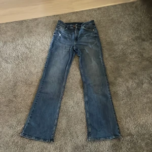 Blåa bootcut jeans - Blå bootcut jeans från hm. Storlek 36