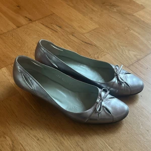 Silvriga Ballerinaskor - Superfina med lite klack❤️