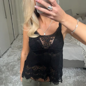 Svart spets topp - Säljer denna svarta spets topp. Har du någon fråga är det bara att höra av dig🫶🏻