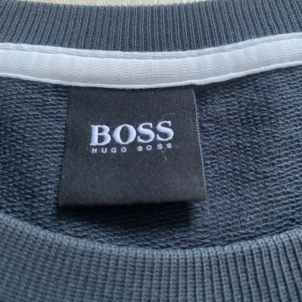 Hugo Boss tröja använd. 2-3 gånger, om du har några frågor skriv gärna.. Hoodies.