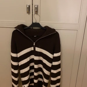 Långärmad kofta - Jätte fin ”stickad” kofta med krage. Använd fåtal gånger. Den har även en dragkedja för att justera kragen❣️(brun&vit färg)