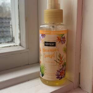 En bodymist ifrån Sence som luktar ”fresh citrus” jag tycker den luktar svensk sommar. Se andra bild för hur mycket som används #parfym #bodymist