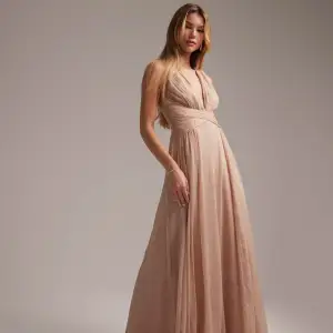 Jättefin balklänning från Asos!💖 I nyskick, säljer då jag har en annan klänning till balen.💕                       Ny pris 1 200kr🥰 Skriv för mer bilder.