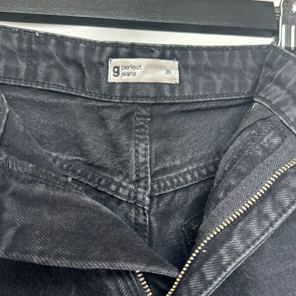Gina Tricot shorts i färgen svart 💕 Högmidjade (36cm) , dessutom kan man justera längden om man känner för det 🫶. Dem är i perfekt skick 💕💕 Det ända annorlunda är att knapparna är silvriga. 400kr på deras hemsida. . Shorts.