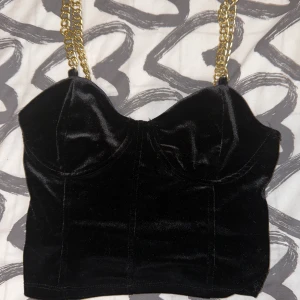 Topp - Dena vara är en topp/magtröja som har en skön tyg, har aldrig använt den helt ny!.