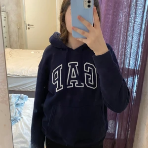 Gap hoodie - Hoodie köpt från gap i usa som inte kommer till användning 💓passar som xs. (smutsig spegel, inga fläckar på hoodien) Jättebra kvalitet 