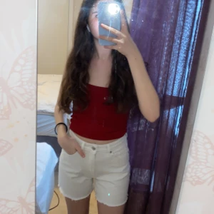 Jeansshorts - Vita midwaist jeansshorts som sitter för tight på mig på magen💓 34cm tvärs över magen. Väldigt små i storleken så passar någon med större storlek än 36.