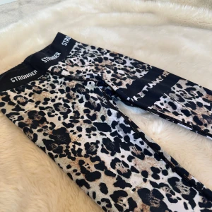 Leopardmönstrade stronger träningsbyxor  - Leopardmönstrade träningsbyxor från stronger. Tajtsen är i fint skick. Köpte de för c 900 kr🤩.