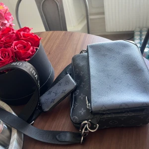 Louis Vuitton väska - Louis Vuitton triple messenger väska i väldigt bra skick!  Kvitto finns så äkthetsbevis finns!  Inga flaws eller fläckar!  NYPRIS: 26.000kr