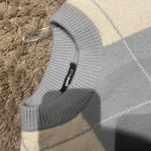 Tröja - Super fin och härlig tröja. Vitt och blått. Använt den ett par gånger. Mjuk och skön i materialet. Storleken är M. 