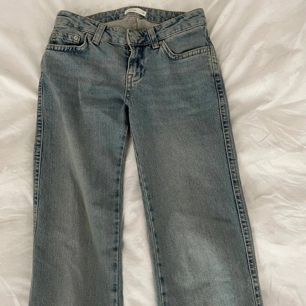 Säljer dessa snygga ljusblå lågmidjade jeans i storlek xs för 330kr (ordinarie pris 499,95kr). Byxorna är endast använda en gång.💞💞. Jeans & Byxor.