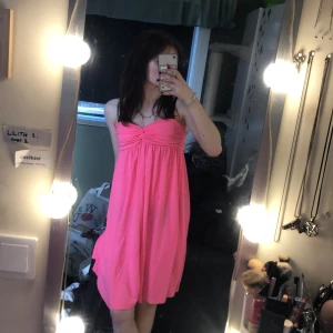 Rosa klänning - Rosa fin klänning ifrån Ginatricot, storlek S med inga synliga defekter.