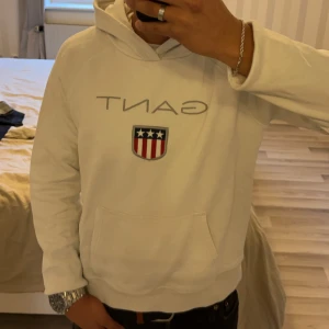 GANT hoodie  - En riktigt snygg o clean gant hoodie passar till allt och har inga skador elr liknande 