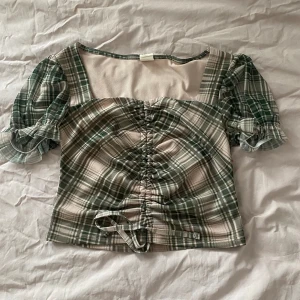 Topp från Urban outfitters  - Grönmönstrad topp från Urban Outfitters i storlek S!