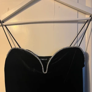 Klänning - Festlig klänning från GinaTricot. Använd vid 1 tillfälle så skicket är som nytt🩷