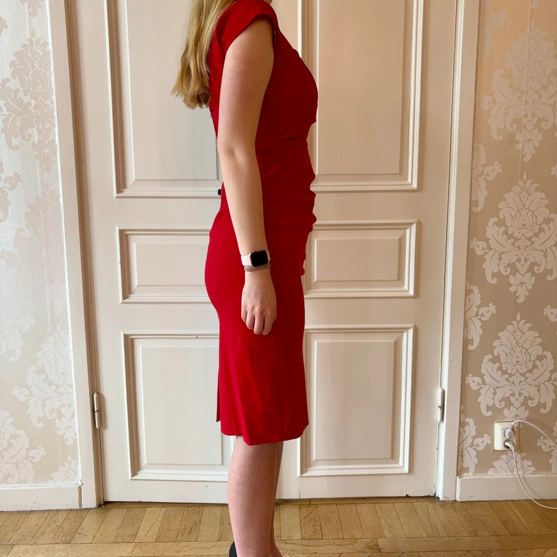 Röd klänning, Stop Staring! - 90