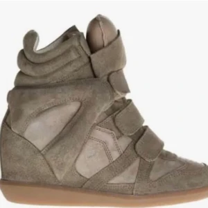 ISABEL MARANT - Säljer mina brun/grå Isabel marant skor. Självklart äkta, box tillkommer. Bra skick, storlek 40 men lite små i storleken så dom passar mer 39/38. Skriv för frågor, tryck gärna på köp nu. Pris går att diskutera vid snabb affär.