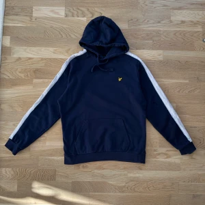 Lyle & Scott Hoodie mörkblå - Mörkblå hoodie från Lyle & Scott i fint skick.