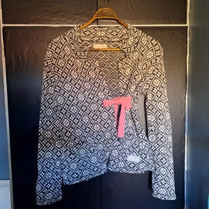 Jättefin Oddmolly kofta!🩷 - En suuuuper fin och mysig kofta ifrån Odd Molly! Passar bra med alla möjliga tillfällen! Perfekt skick! Storlek 2 (M) 🩷  Har ni frågor och funderingar är det bara att fråga!🫶