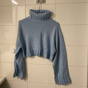 Stickad tröja - Litet hål i kragen (se bild) men syns inte då kragen ligger över!