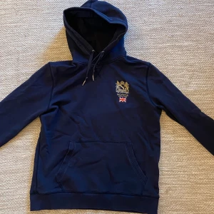 Morris Hoddie - En Morris huvtröja i storlek M. Tröjan är använd men inga tydliga defekter. 