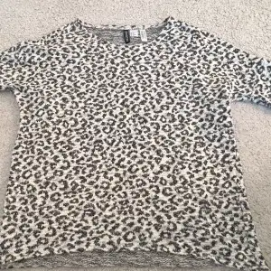 En fin leopard tröja som inte har kommit till användning, den är trekvartsärmad