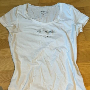 t-shirt - t-shirt med tryck. vet inte hur bra trycket håller i tvättmaskin, har endast handtvättat den ⭐️ använd ”köp nu”. 14/4-2024