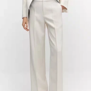 Beige byxor stl 36 från Mango - Beige byxor från Mango stl 36. Helt nya med prislappen kvar. 795 kr på Mangos hemsida. Jättefina, men kommer inte till användning hos mig.