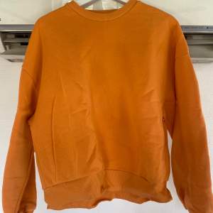 Orange sweatshirt från Gina Tricot, aldrig använd.