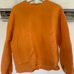 Orange sweatshirt från Gina Tricot, aldrig använd.