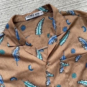 Skjorta  - Skjorta med fjädrar