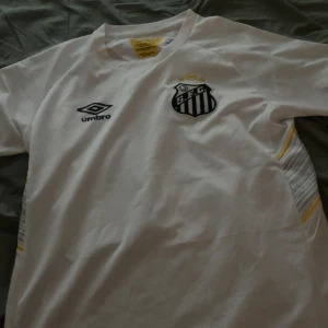 Santos Fotbollströja - Ny skick, knappt använd, storlek L
