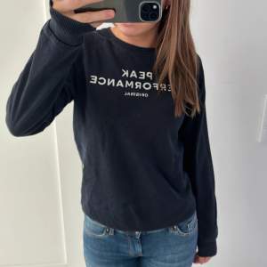 En snygg sweatshirt från peak performance, kommer ej till användning längre💕