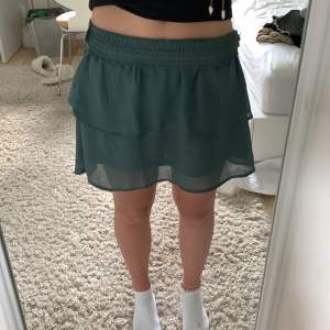 Fin mörk grön kjol från Only i storlek s 💖jätte fin för sommarn