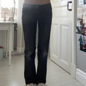 As snygga fornarina jeans - Har bestämt mig för att sälja min as snygga fornarina jeans då de har blivit förstora på mig! Sitter så fint, lågmidjade gråsvarta med coola fickor. Så snygga och passar verkligen till allt! Har blivit lite nedtrampade men inget som man tänker på 💕💕