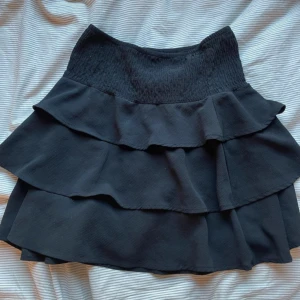 Svart volangkjol - Jättefin kjol