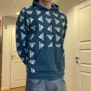 Adidas Hoodie Blå - Skick 8/10, storlek M